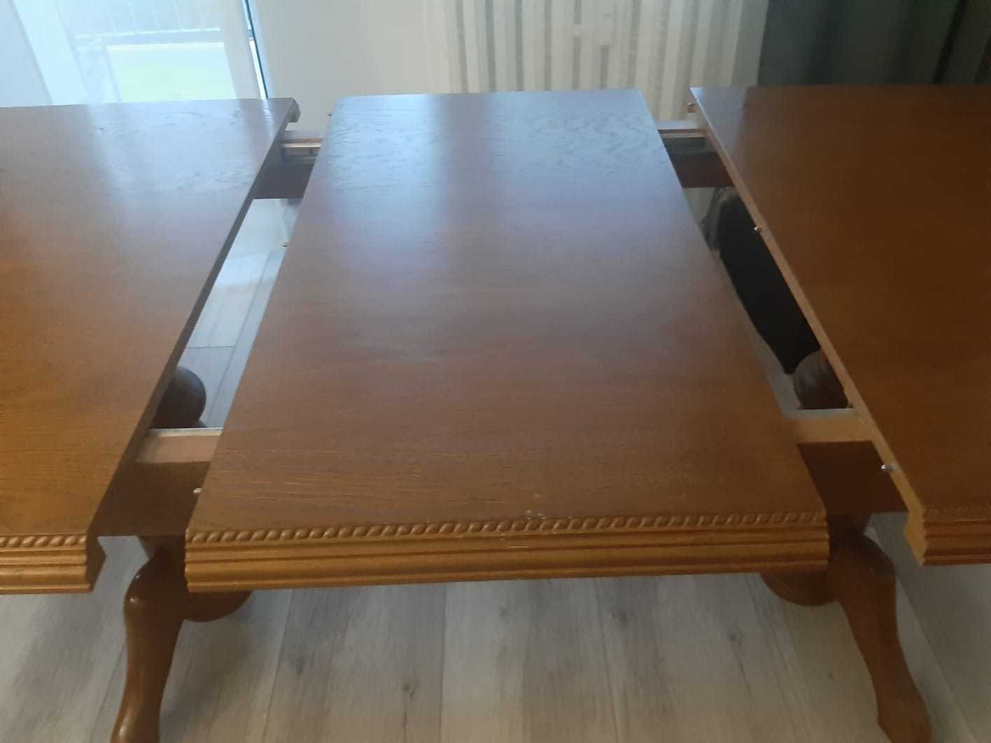 Stół drewniany do salonu pokoju