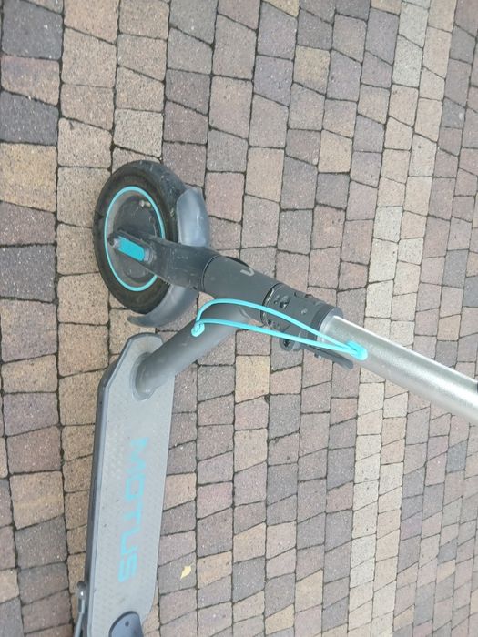 Hulajnoga elektryczna Motus Scooty lite 10 gen 5 oraz ładowarka