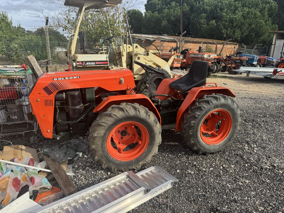 Trator goldone articulado