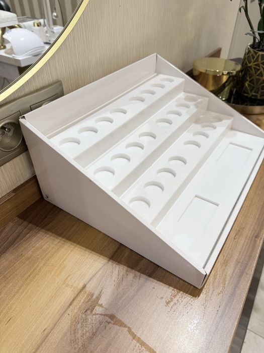 Stojak na lakiery / parfumy.