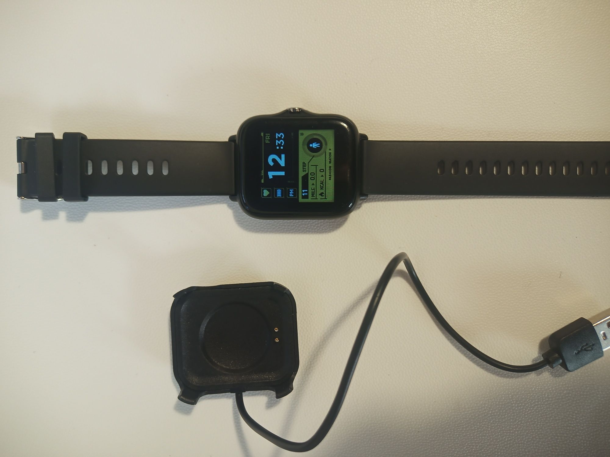 Smartwatch z ładowarką