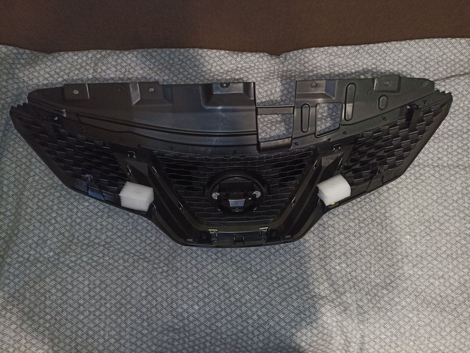 Продам решетку Nissan Qashqai(2013-2016) /Rogue sport (2014-2019)