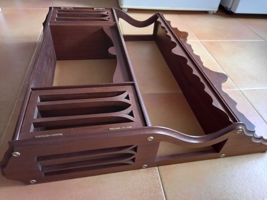 Estante decorativa de parede em madeira