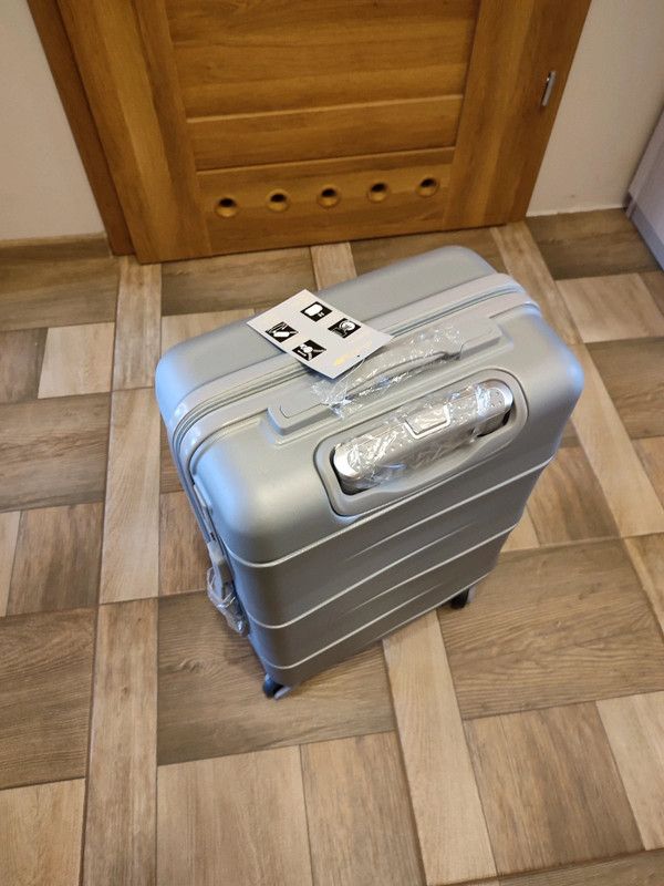 Nowa elegancka walizka podróżna srebrna