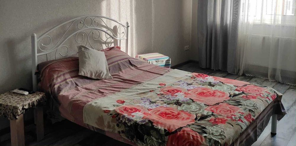 Продам двоспальну  кровать з матрасом розмір 1.60х2.00