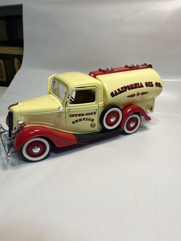 FORD V8 - Sólido Miniatures