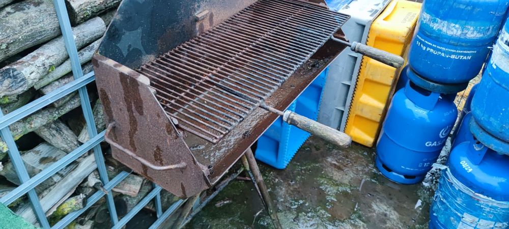 Grill ogrodowy duży na stojaku z grubej blachy z rególowanym rusztem