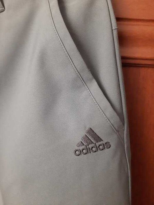 Чиноси у стилі спорт-шик Adidas