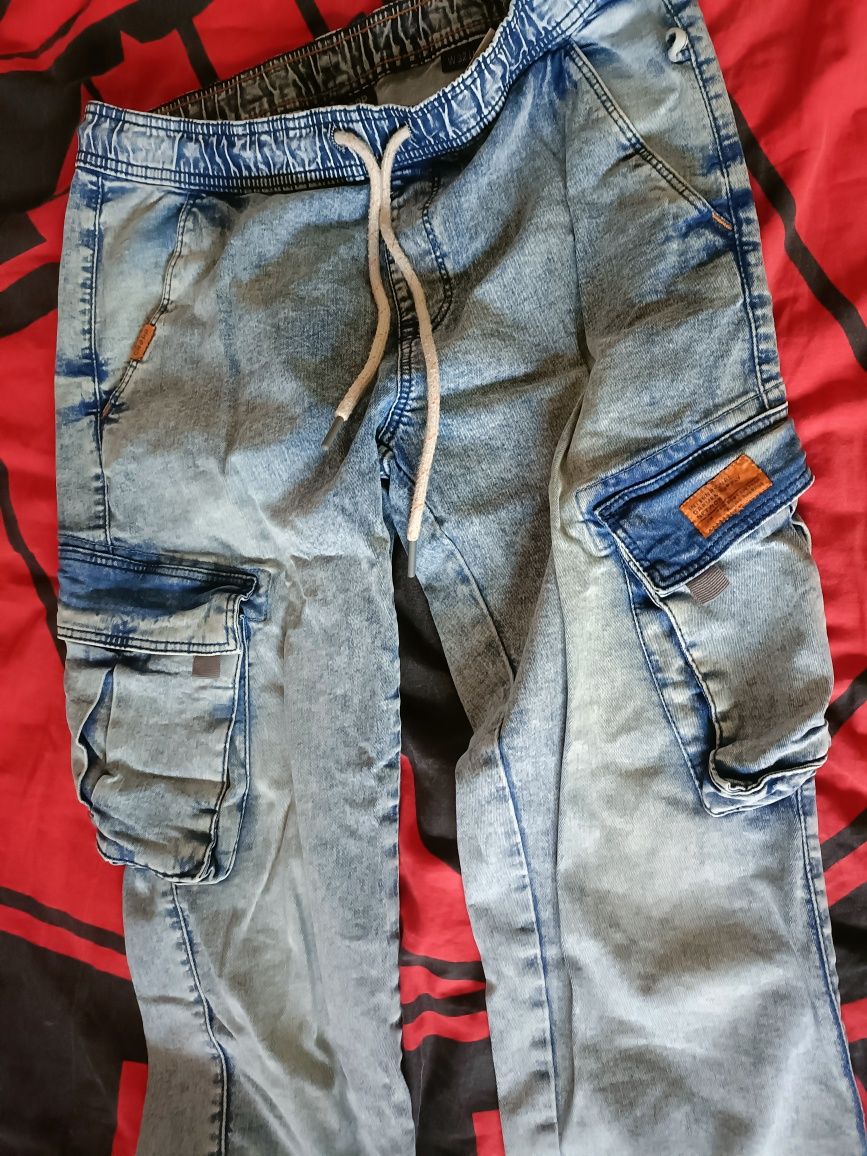 Sprzedam spodnie jeans joggery Cropp rozmiar w32l32 i moro jogery roz.