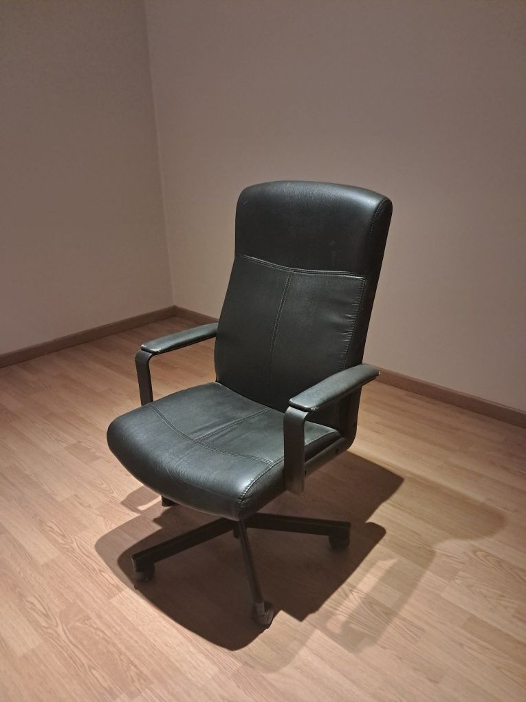 Cadeira de escritório preta