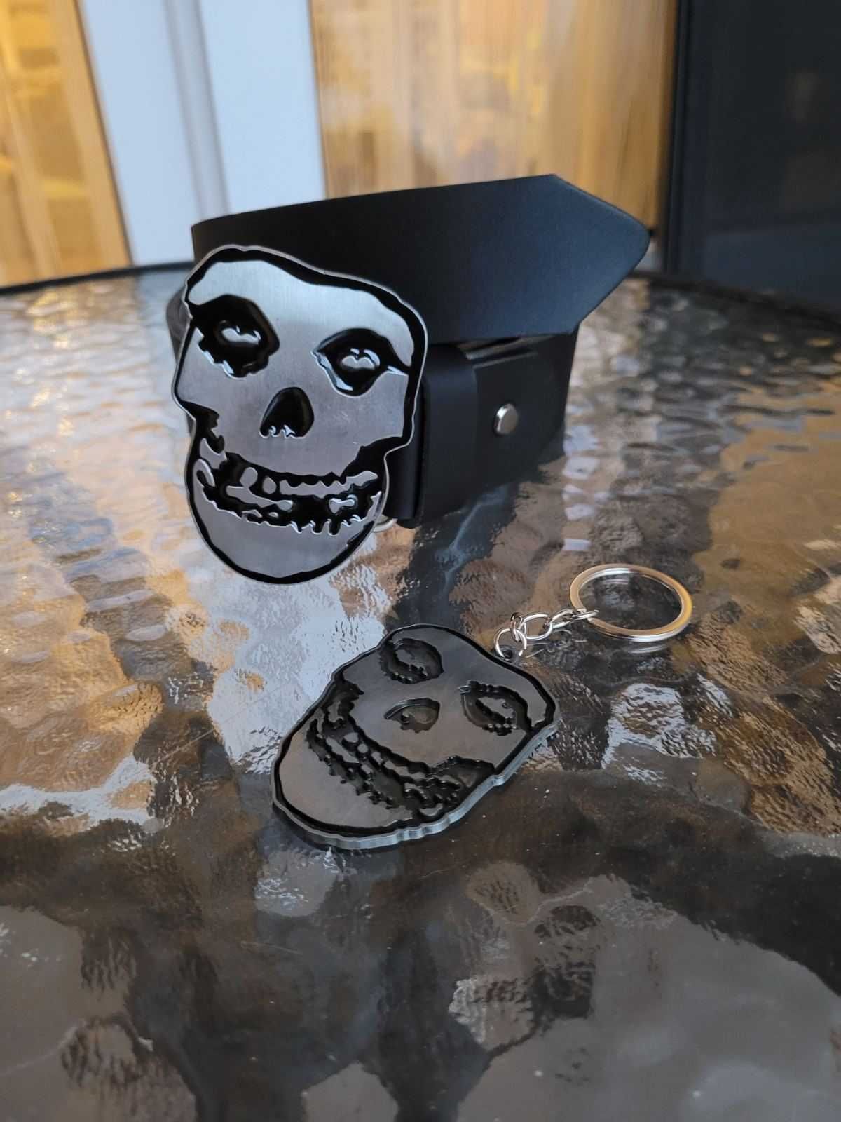 Zestaw czarny męski skórzany pasek + brelok ręcznie robiony Misfits