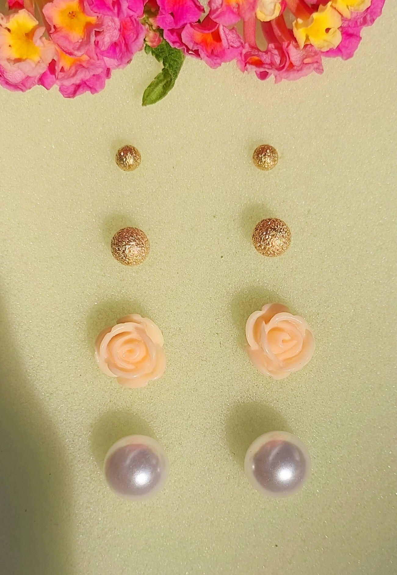 Conjunto de 4 pares de brincos dourados, com pérolas e rosas.