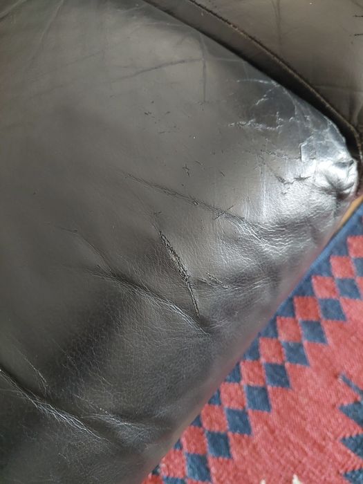 Sofá pele preto moderno usado