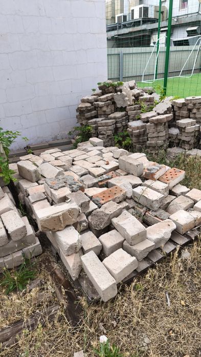 Цегла б/у та сміття будівельне