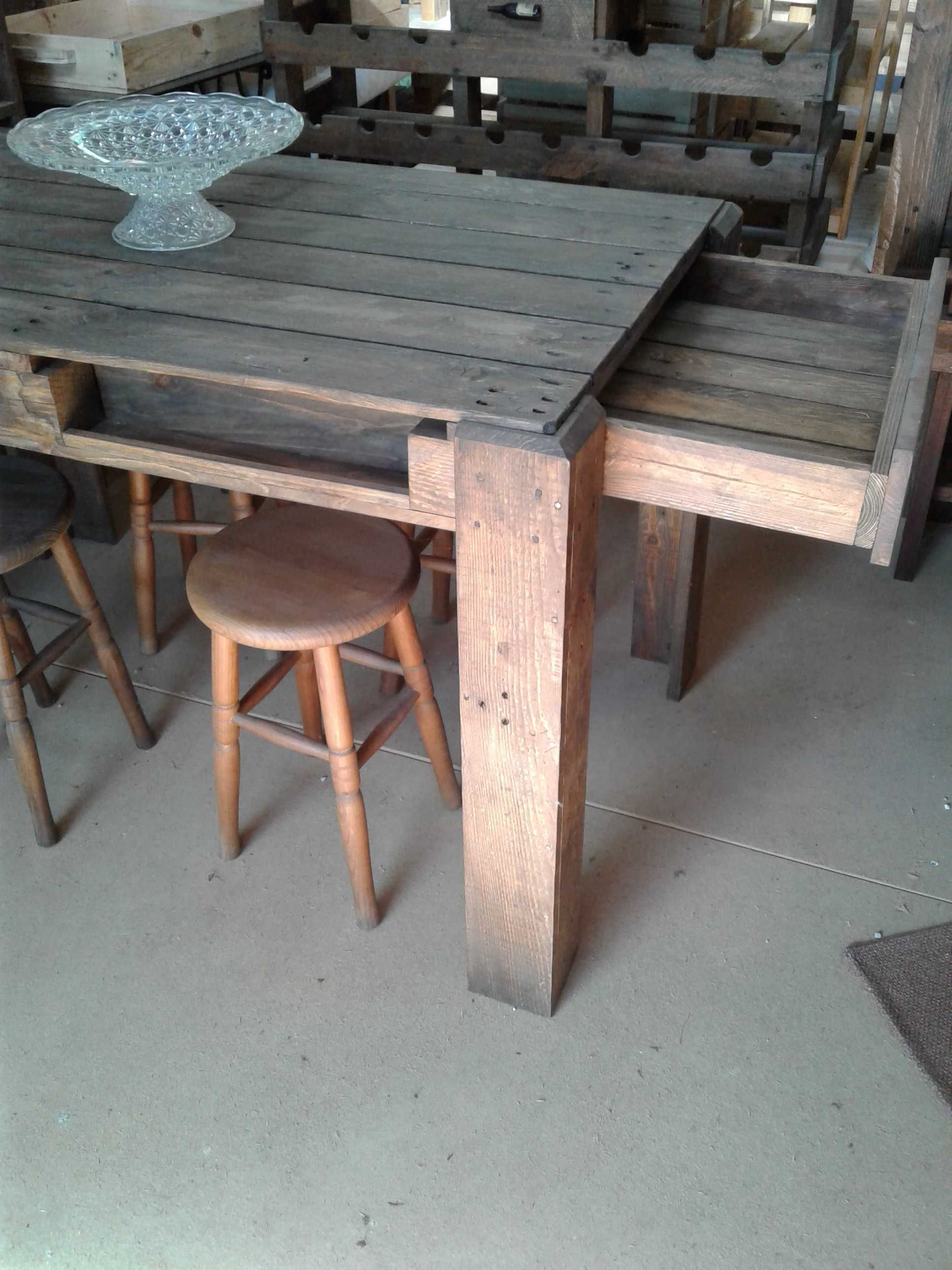 Mesa com bancos e garrafeira