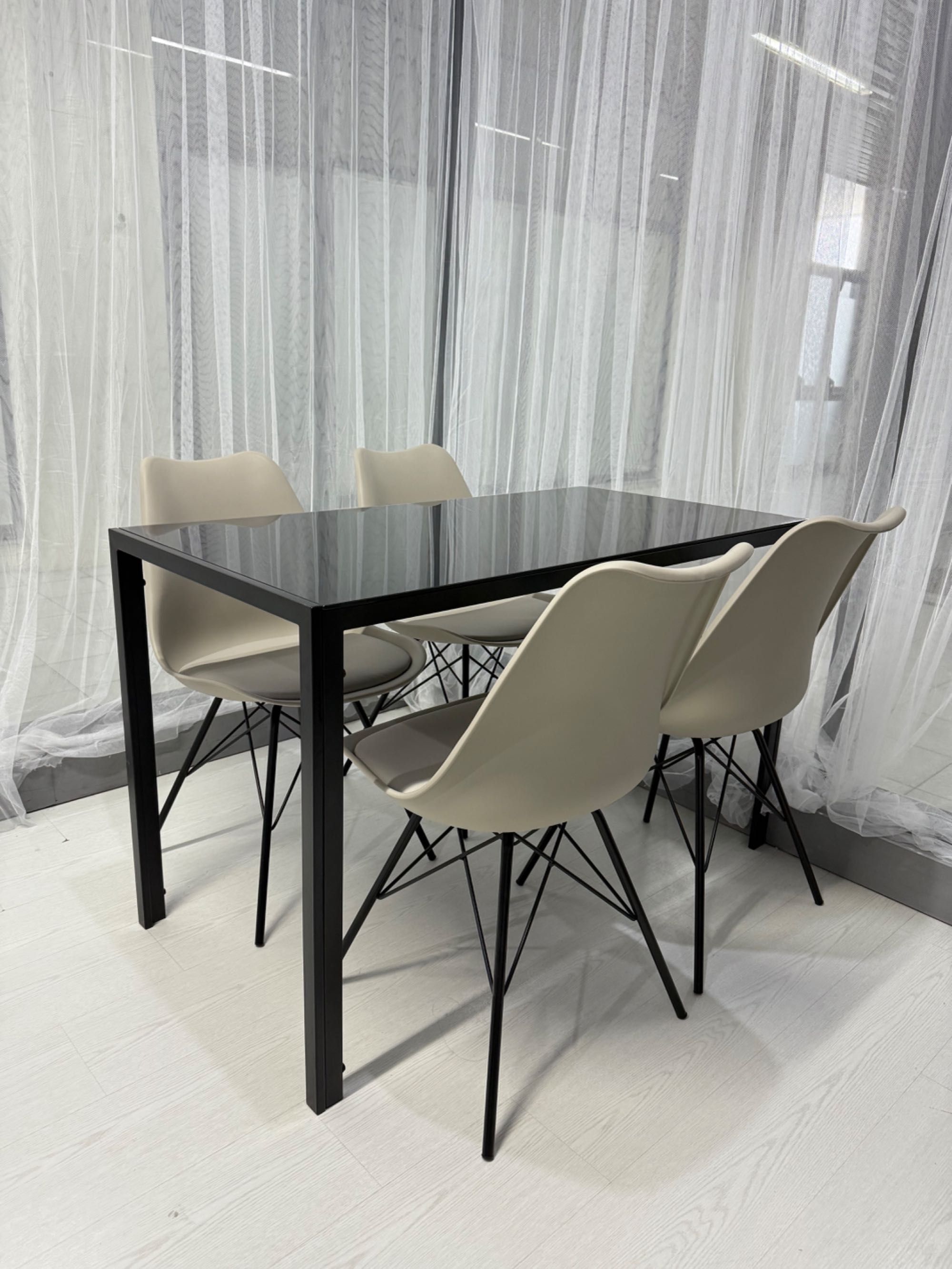 MESA PRETA DE VIDRO + 4 Cadeiras
