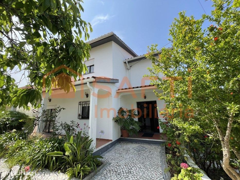 Moradia T4 à Venda | Barosa - Leiria | 313.000€
Descubra o confort...