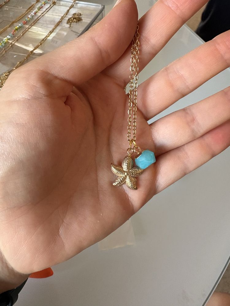 Colar com simbolo e perola