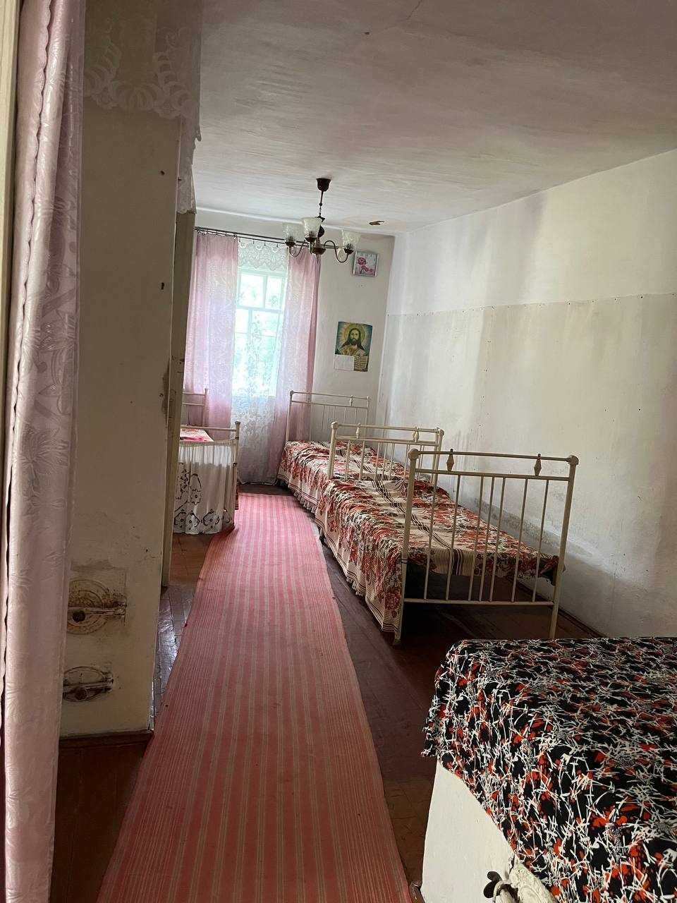 Продаж будинку з земельною ділянкою