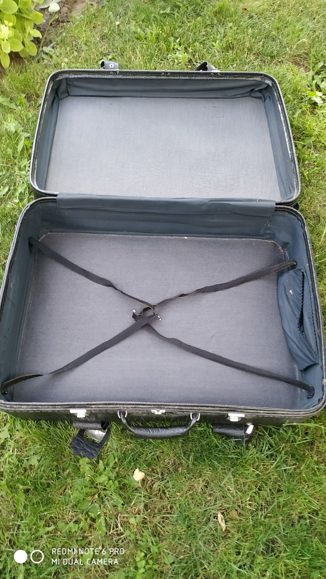 Ретро чемодан чорний