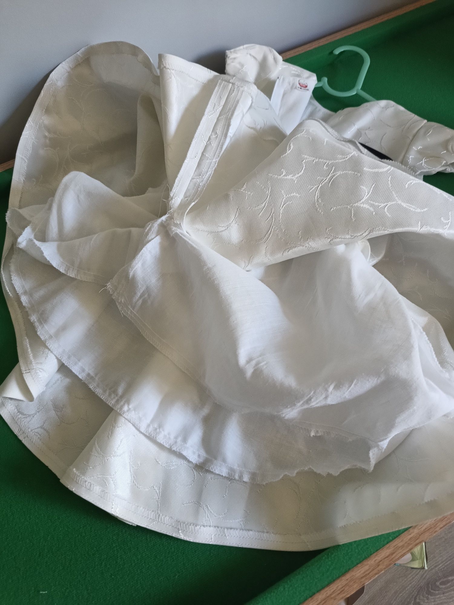 Sprzedam piękną białą sukienkę z marynarką 110 cm