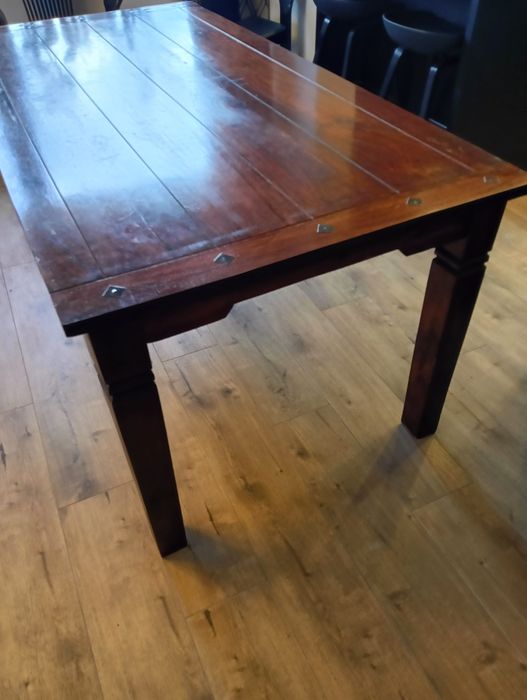 Duży stół z drewna