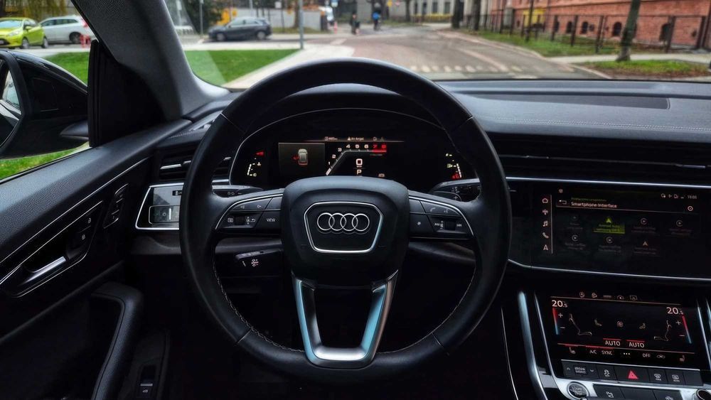 Audi Q8      2023