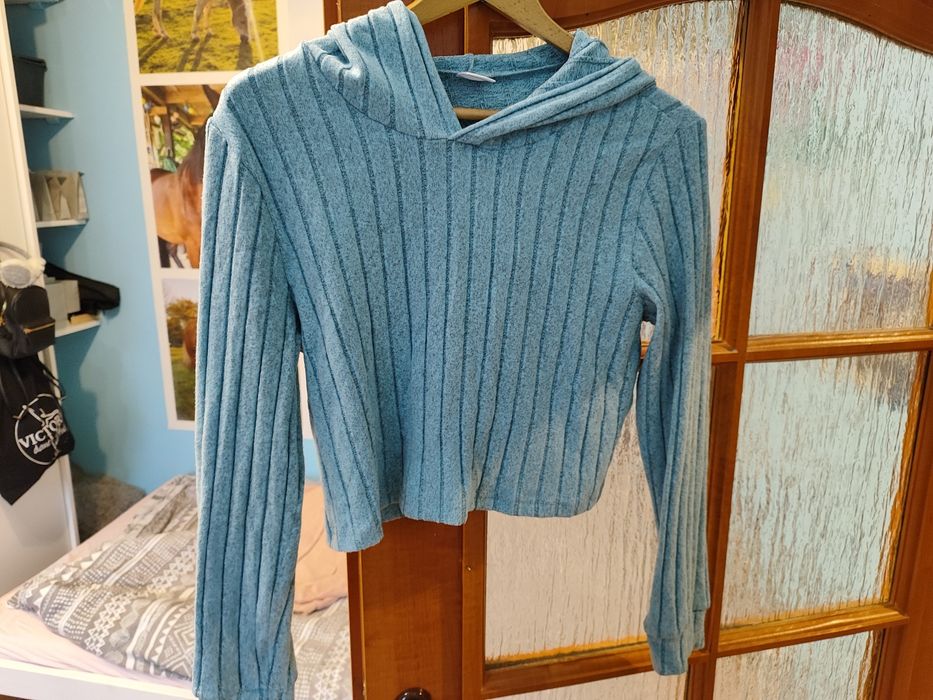 Nowa krótka bluza r 152