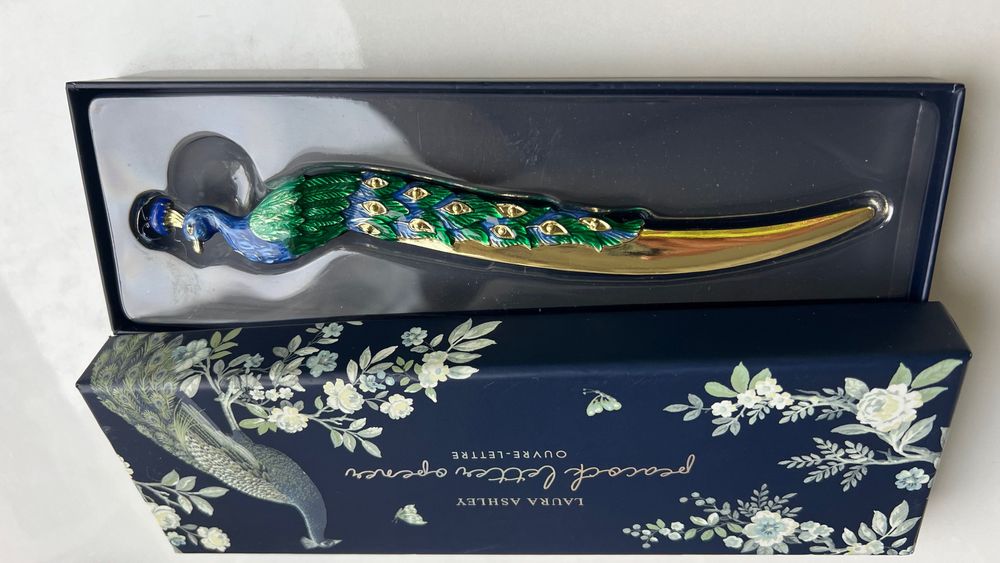 нож для писем «Павлин» от бренда Laura Ashley.