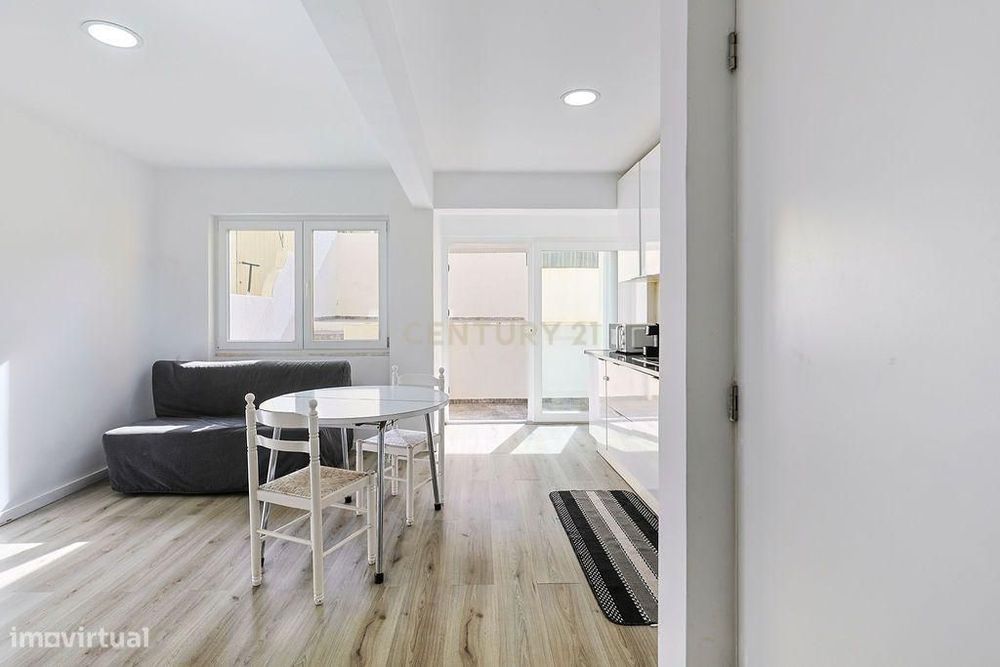 T3 remodelado com Terraço, Almada