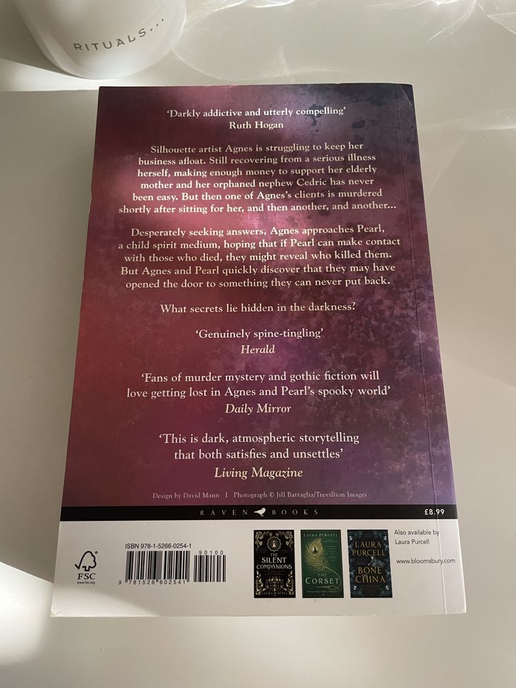 Livro The Shape of Darkness ( inglês )