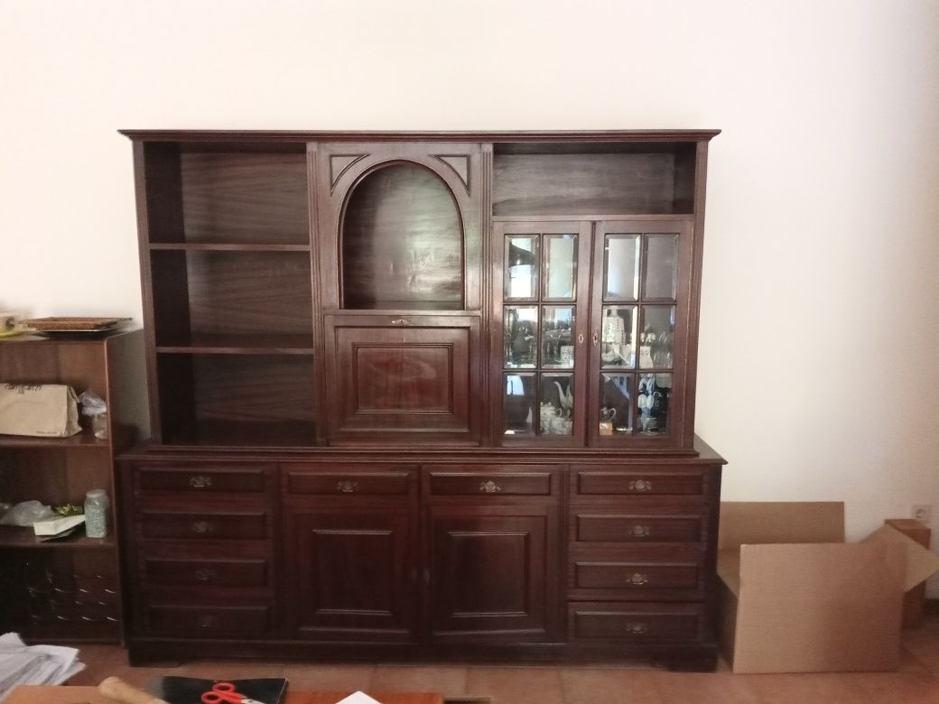 Móvel de sala com cristaleira