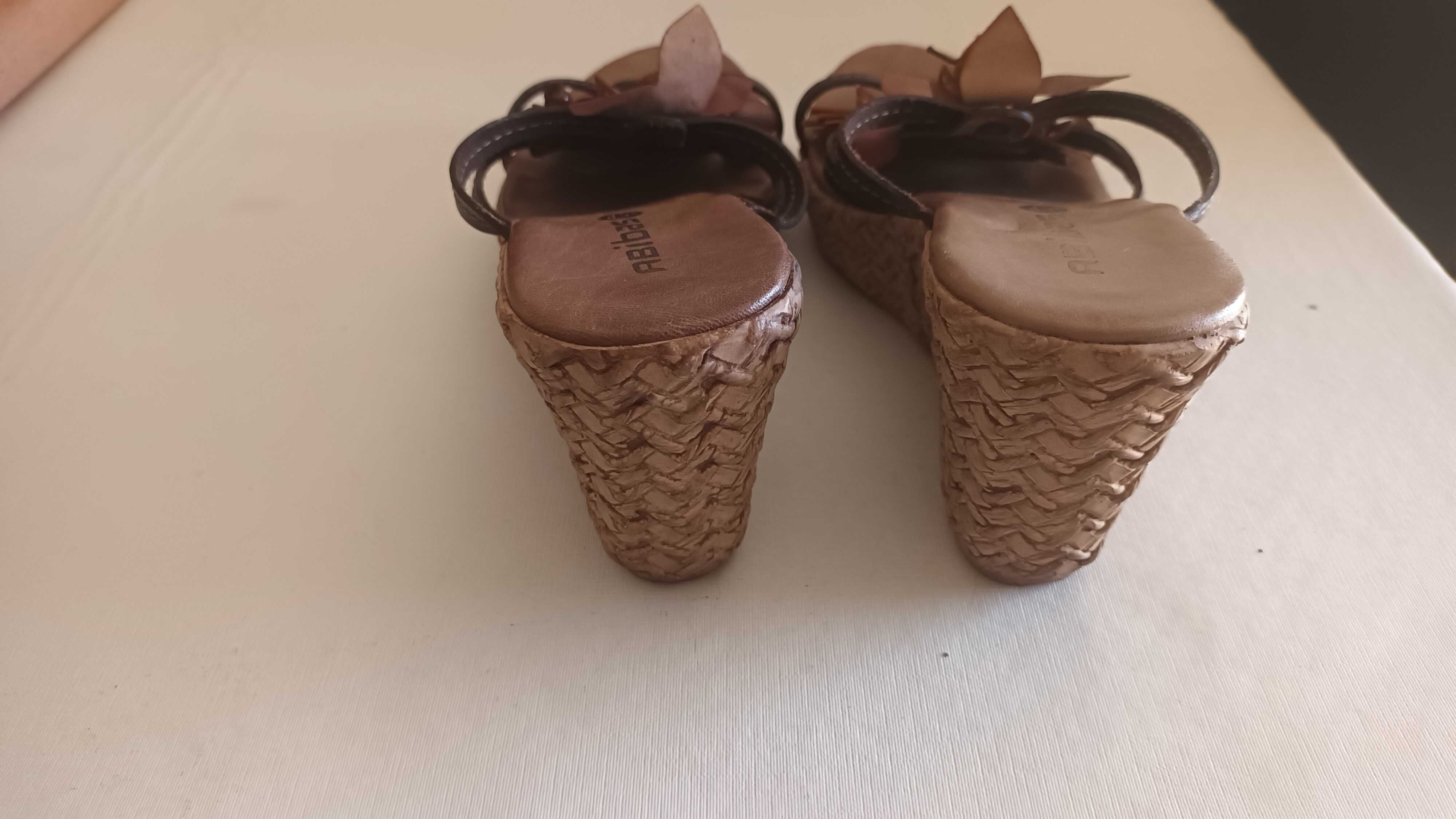 Chinelas de cunha em pele