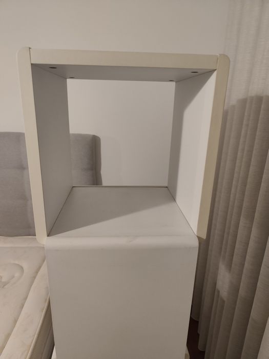 Estante branca com rodados