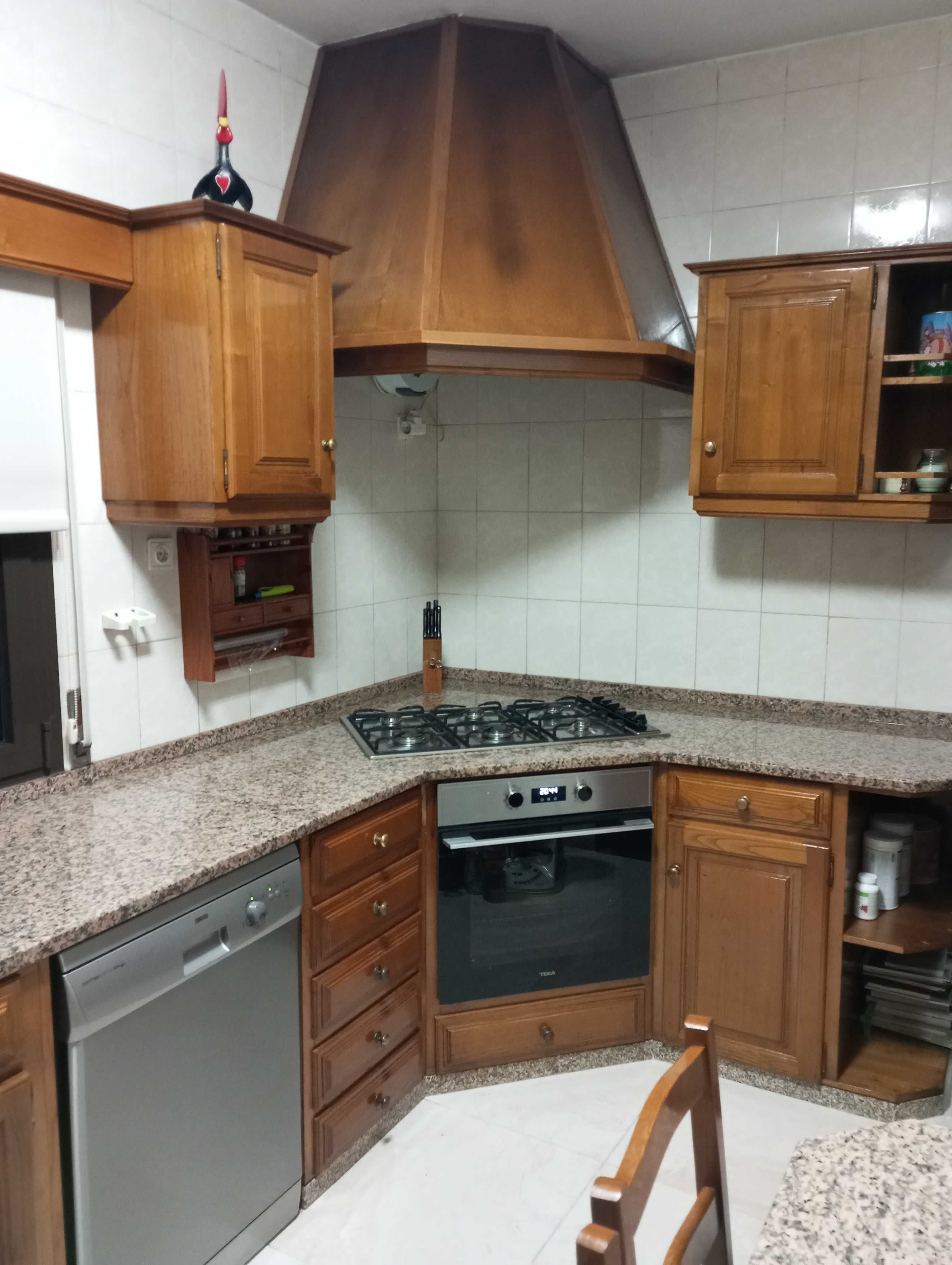 Vendo mobília de cozinha em madeira! Excelente estado de conservação!