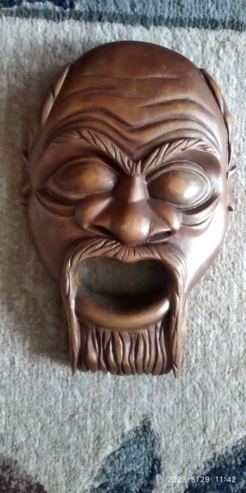 Продаю маску. ручной работы .и декоративную настенную тарелку..торг