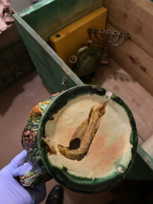 Jarro com motivos de caça- louça das caldas antiga