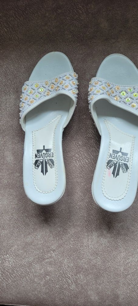 Buty klapki, nowe wykonczone małymi ozdobami na przodzie buta.