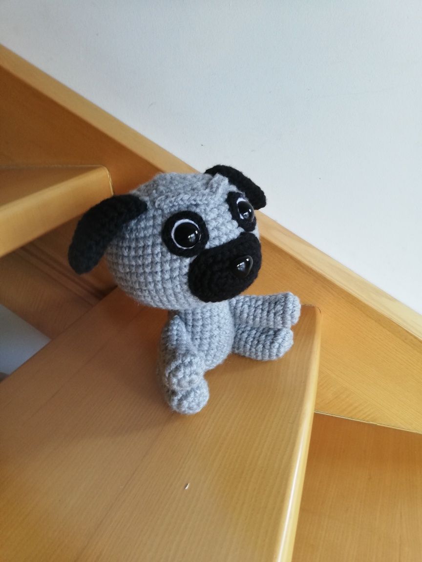 Piesek mops na szydełku