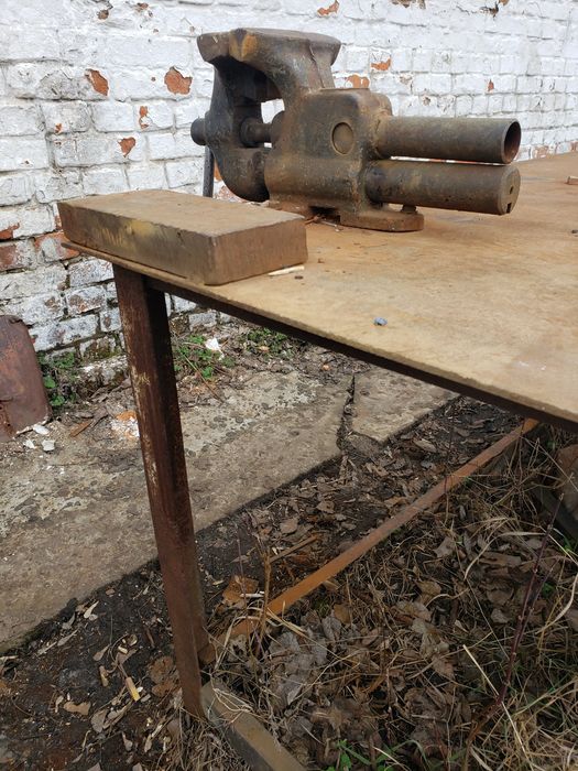 Стол слесарный,с тисками и наковальней