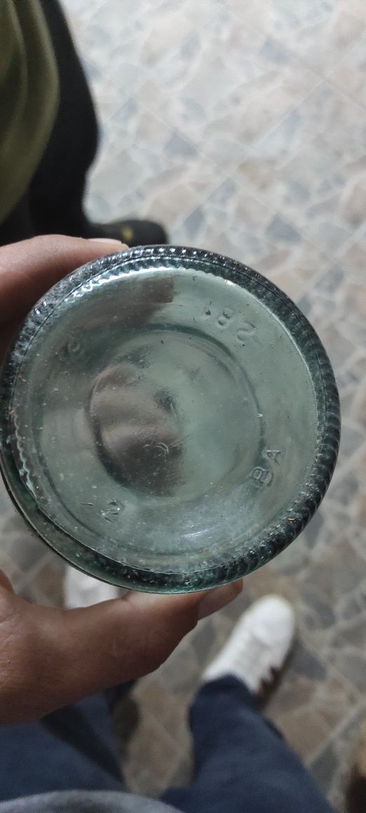 Garrafeira em tijolo duplo com garrafas