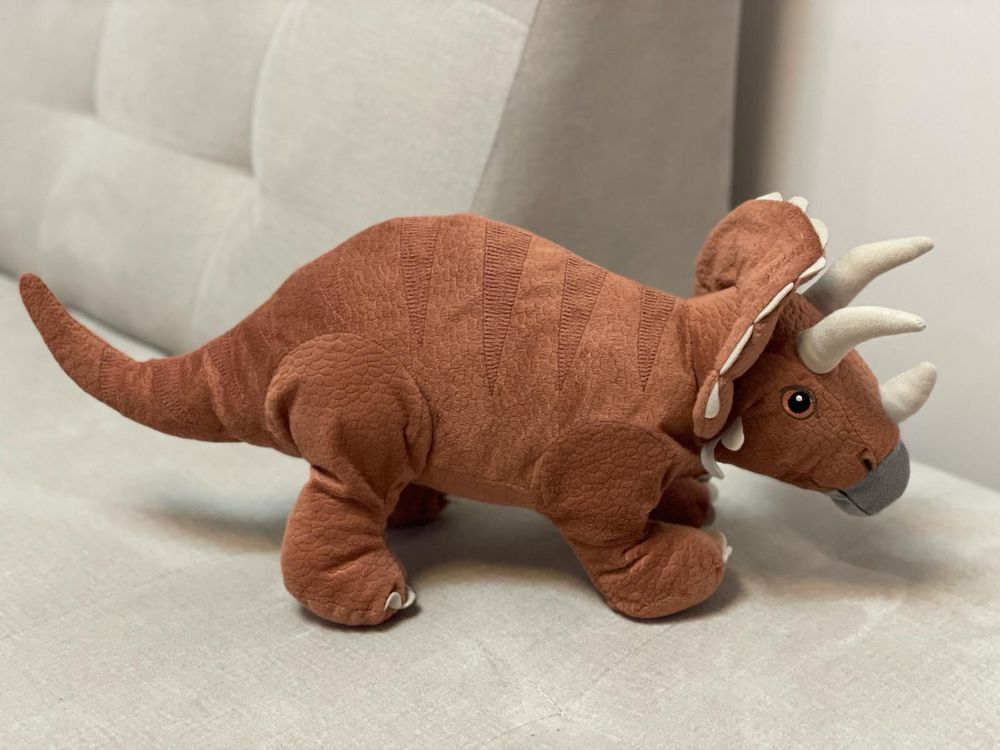 Ikea jättelik dinozaur triceratops
