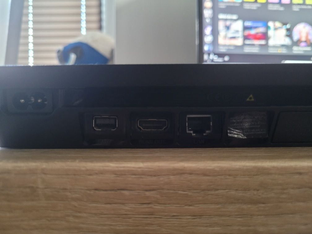 Ps4 slim 1tb 5 gier 2 pady
