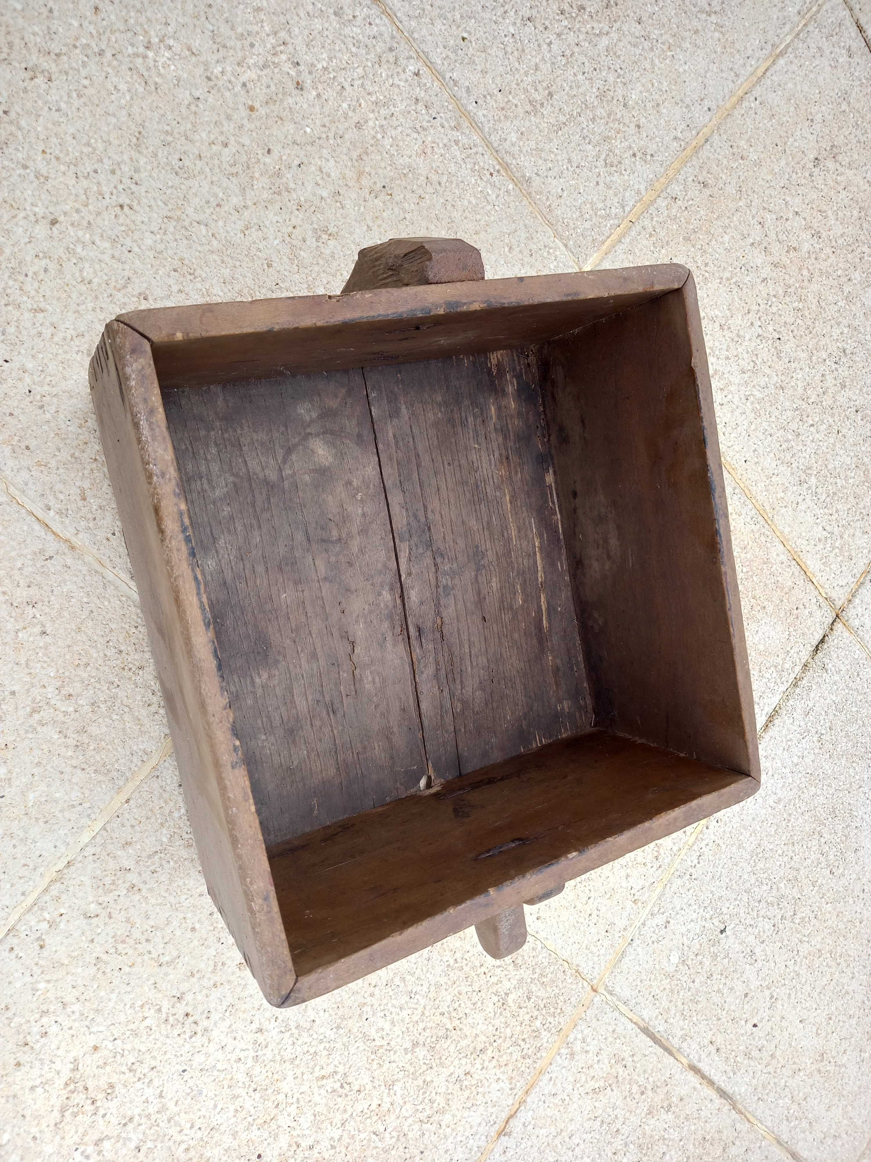 Rasa, alqueire, caixa antiga de medida de cereais