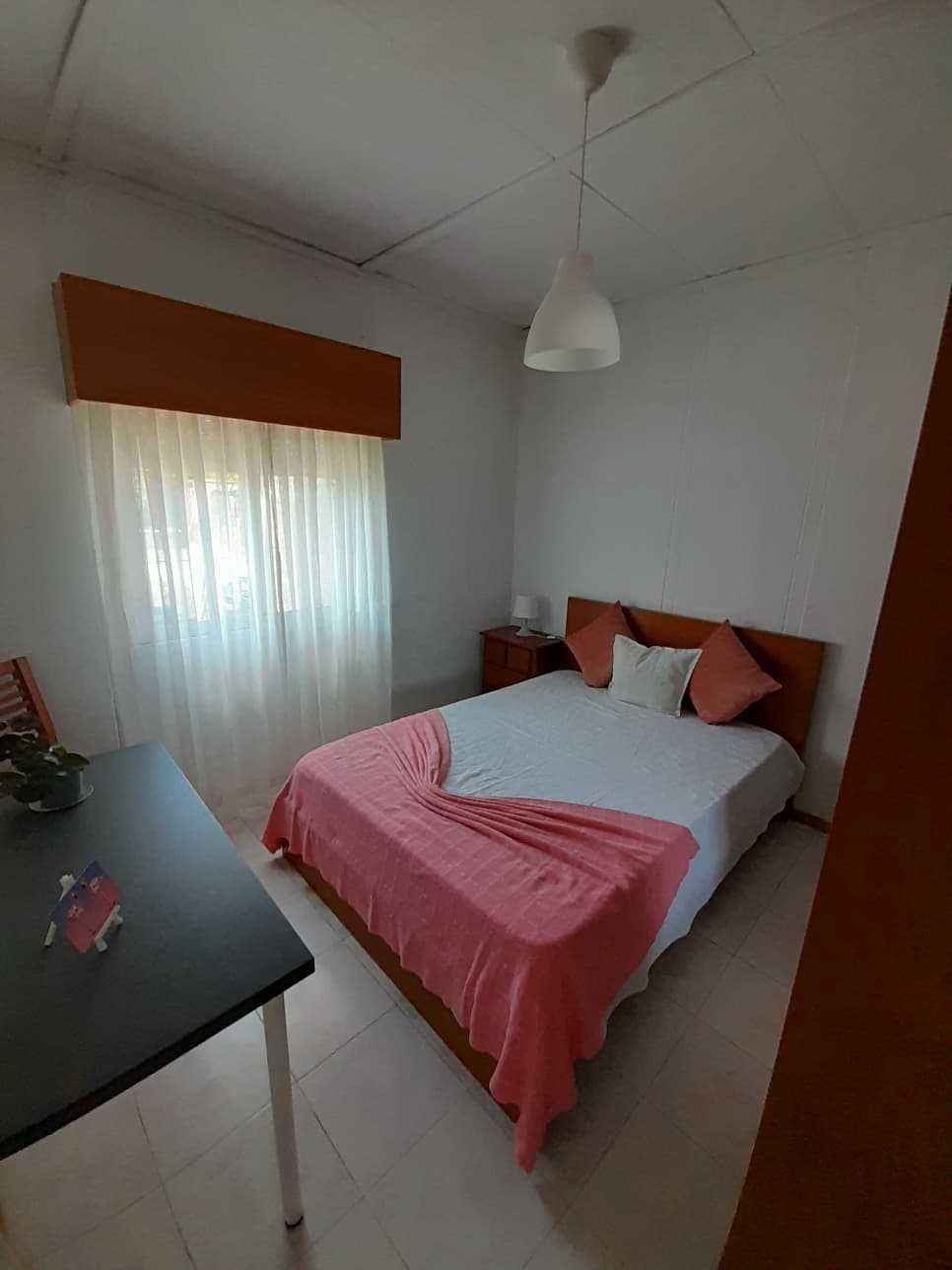 Quarto - Jovem estudante ou menina trabalhadora