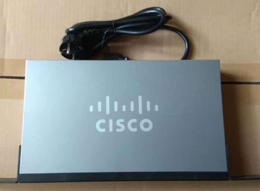Комутатор,маршрутизатор Cisco SB SF200-24