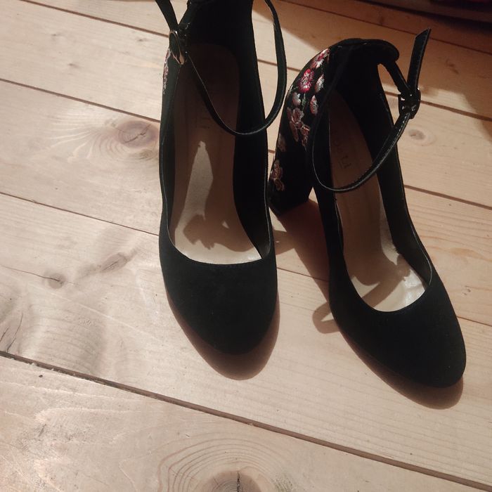 Жіноча туфлі з вишивкою