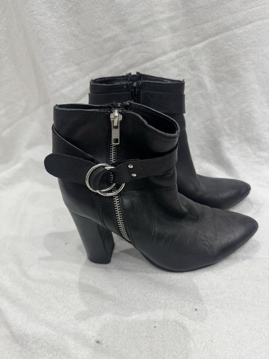 Buty czarne na obcasie