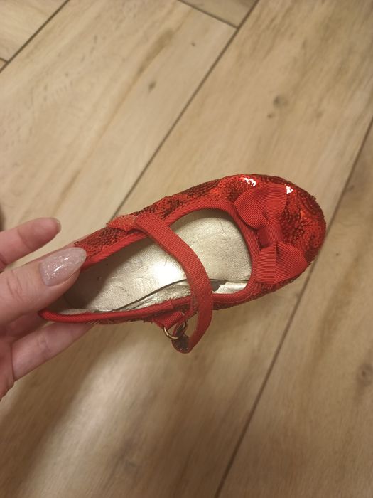 Dziewczęce niemowlęce czerwone buciki do sukienki z kokardkami Primark