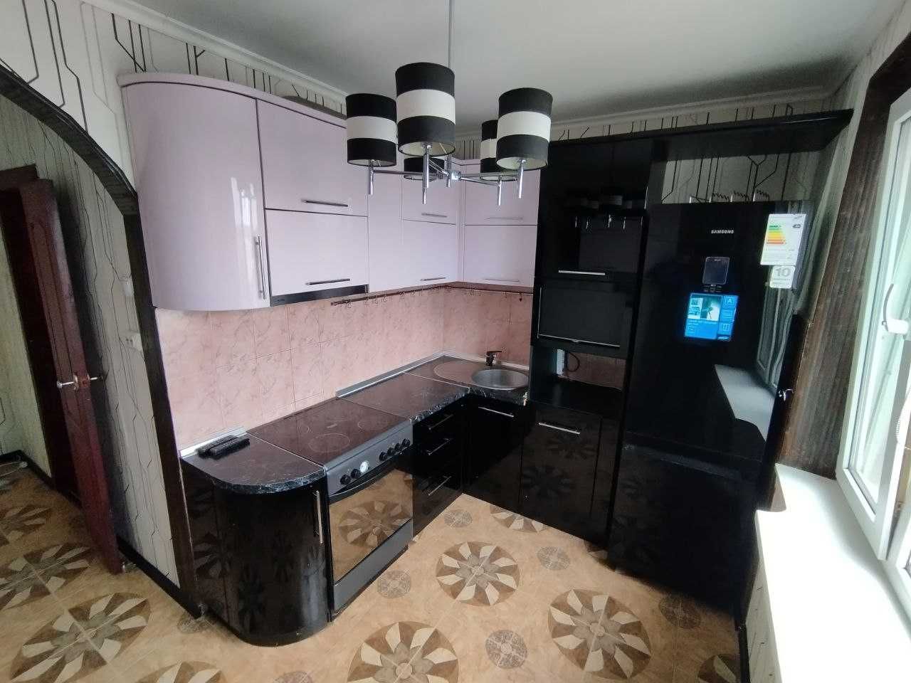 Продам 2 к квартиру на Молочній, з ремонтом. Метро поруч.